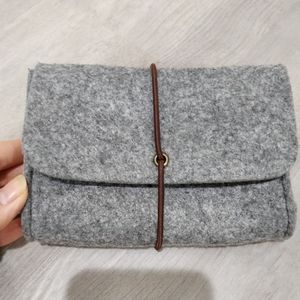 NWOT Minimal gray felt pouch card case